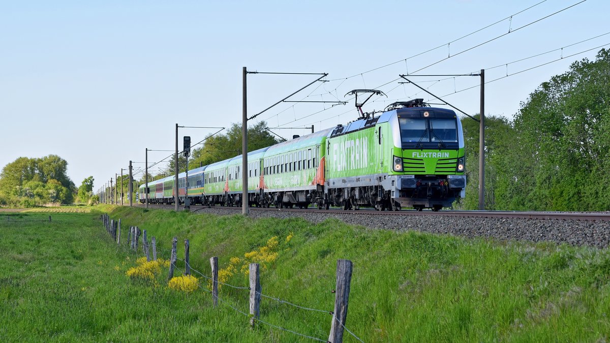 Railpool 193 827, vermietet an BTE, mit FLX 1807 Hamburg-Altona - Köln Hbf. Ausgerechnet die letzte Wolke des Tages  spielt  nicht mit (Hüde, 13.05.19).  