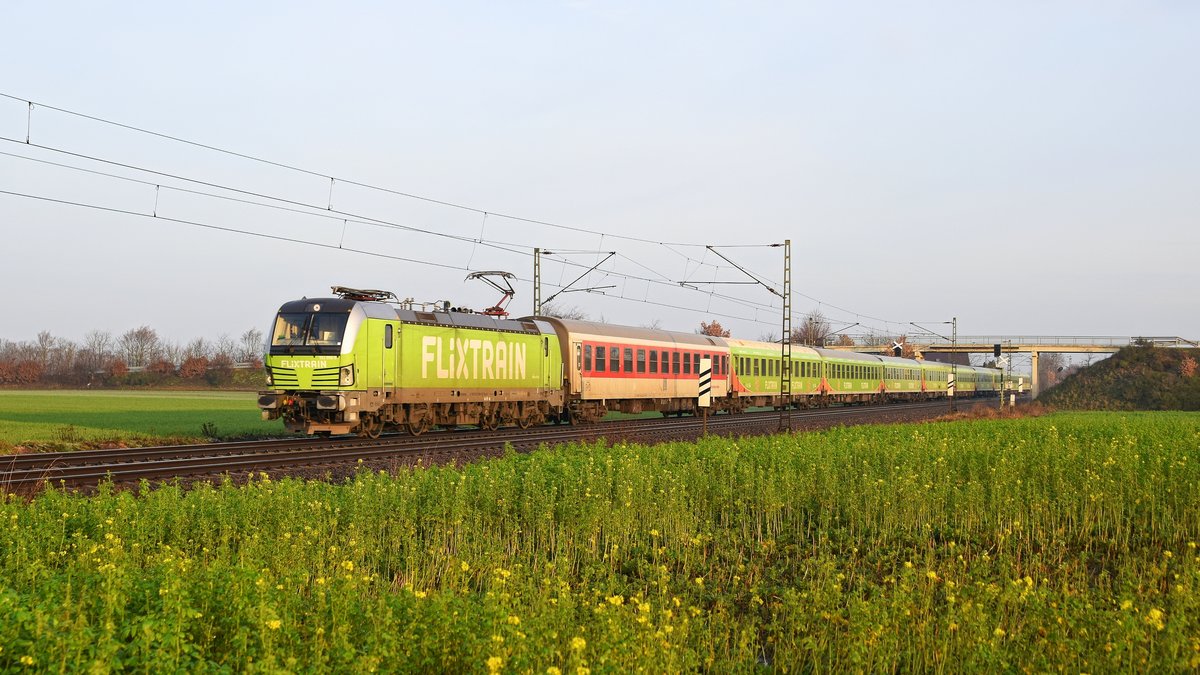 Railpool 193 990, vermietet an BTE, rauscht mit dem FLX 20 (32603) Hamburg Hbf - Köln Hbf an einem teilweise blühenden Rapsfeld vorbei, und das Anfang Januar (Marl, NI, 11.01.2020).