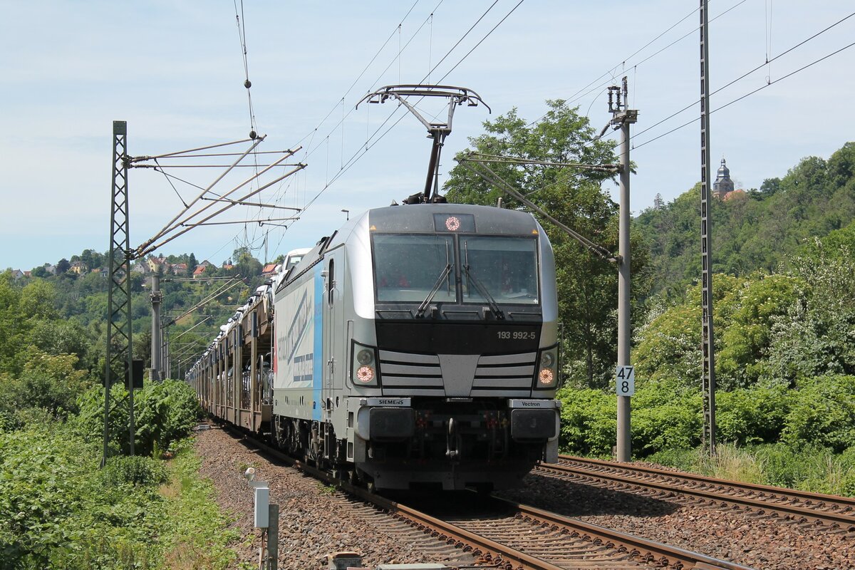 Railpool 193 992-5 im Einsatz für Retrack GmbH & Co. KG, Hamburg am 17.6.2022 mit einem vollen Autozug in Orlamünde 