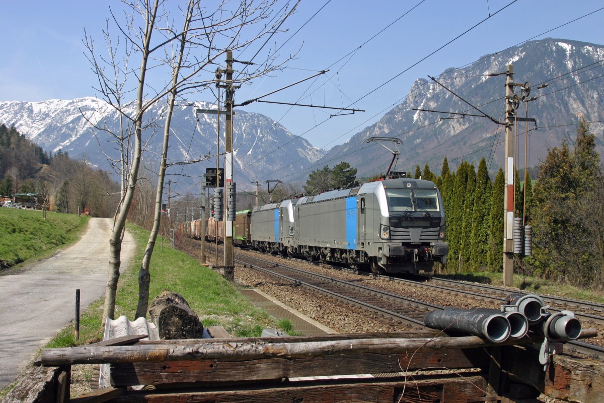 Railpool 193er Tandem fahren mit GAG-40095 bei Payerbach am 10.4.15 bergwärts.