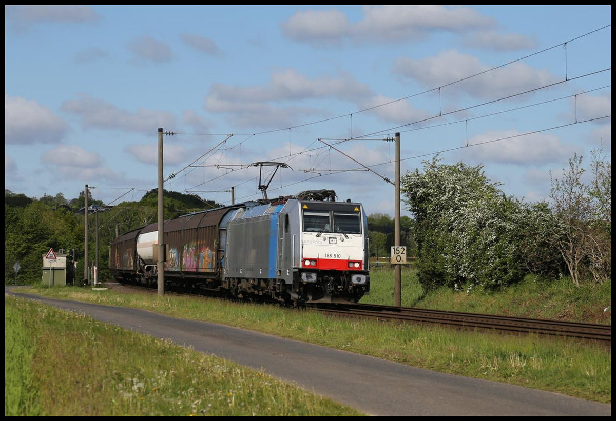 Railpool 196510 ist hier nahe Laggenbeck am 5.5.2020 um 10.02 Uhr mit einem gemischten Güterzug in Richtung Osnabrück unterwegs.