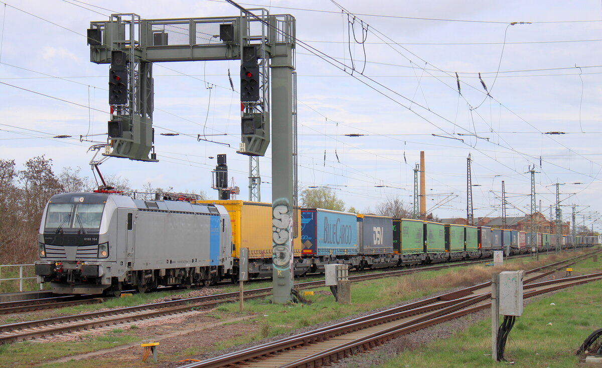 Railpool 6193 154 mit einem KLV Richtung Hauptbahnhof, am 05.04.2024 in Magdeburg-Neustadt.