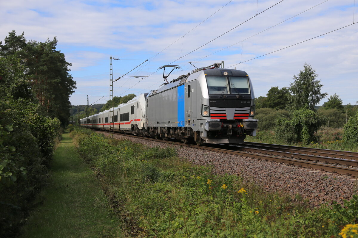 Railpool 6193168 ist hier am 29.08.2026 um 10.46 Uhr mit einem ICE L Talgo in Lengerich-Schollbruch auf der Rollbahn unterwegs in Richtung Osnabr�ck.