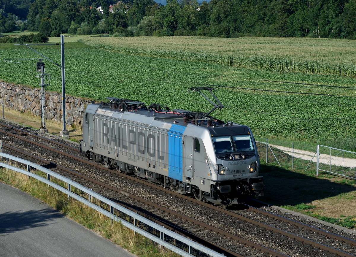 RAILPOOL: Alleine auf weiter Flur konnte die 187 008-8 als Lokzug am 5. August 2015 bei Langenthal verewigt werden.
Foto: Walter Ruetsch