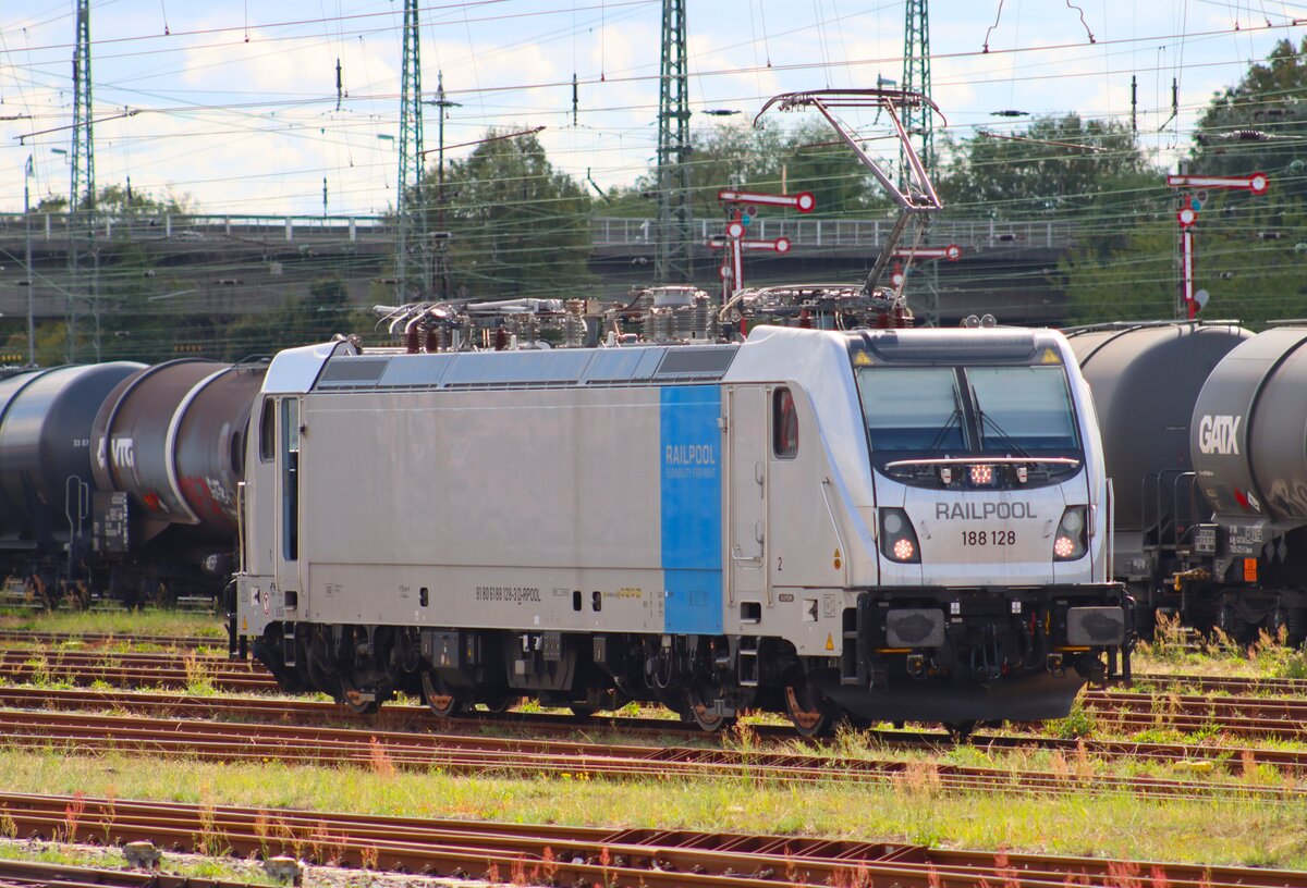 Railpool Alstom Traxx 3 188 128-3 am 29.08.26 in Hanau Hbf vom Bahnsteig aus fotografiert