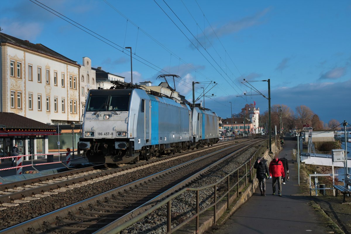 Railpool Bombardier Traxx 186 457-8 und 186 xxx in Rüdesheim am Rhein am 09.01.21 