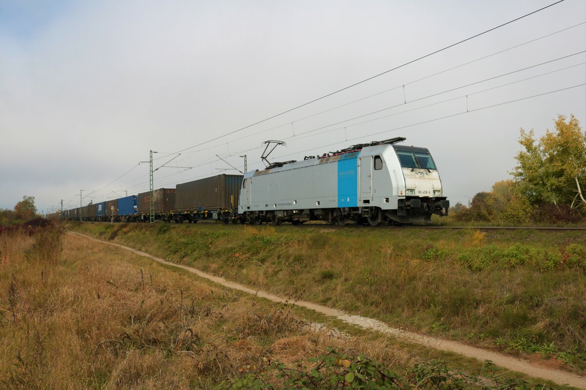 Railpool Bombardier Traxx 186 458-6 mit Containerzug in Gau Algesheim am 16.10.21