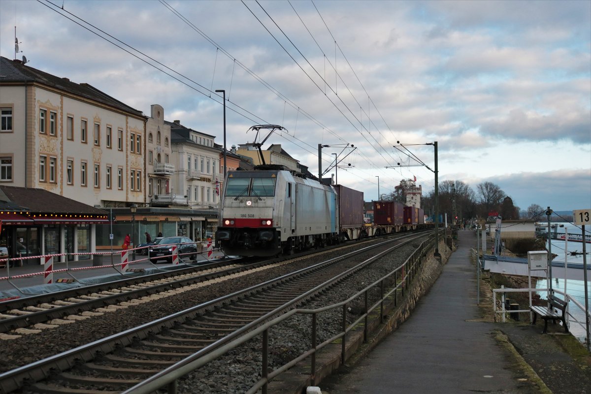 Railpool Bombardier Traxx 186 508-8 mit Containerzug in Rüdesheim am Rhein am 09.01.21