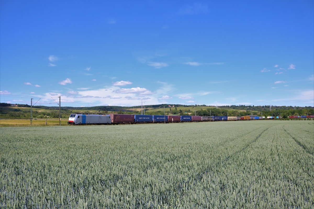 Railpool Bombardier Traxx 186 xxx mit einen Containerzug am 30.05.20 in Niederwalluf
