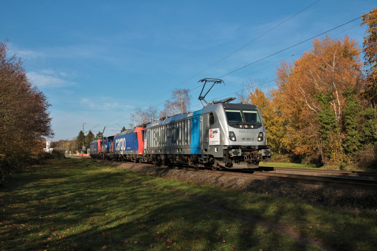 Railpool Bombardier Traxx 187 001-3 mit einen Lokzug als Überführung am 15.11.20 in Hanau West 