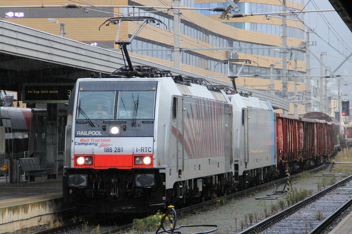 Railpool BR 186 281-2 & BR 185 674-9 mit einem Schrottzug Richtung Italien bei der Durchfahrt durch Innsbruck Hbf. Aufgenommen am 22.09.2014
