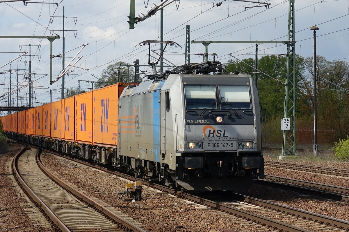 Railpool E 186 147-5 der HSL mit einem Containerzug in Berlin Schönefeld Flughafen am 26.04.2017