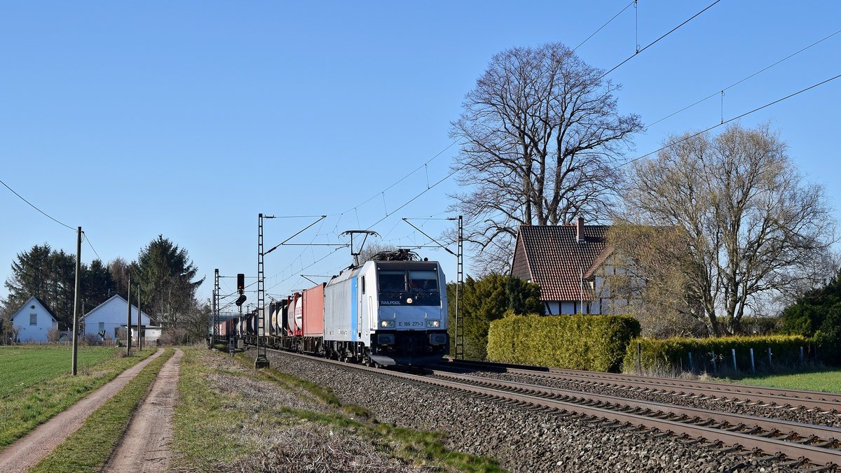 Railpool E 186 271, vermietet an Lotos Kolej, mit Containerzug in Richtung Hannover (bei Stadthagen, 27.02.19).
