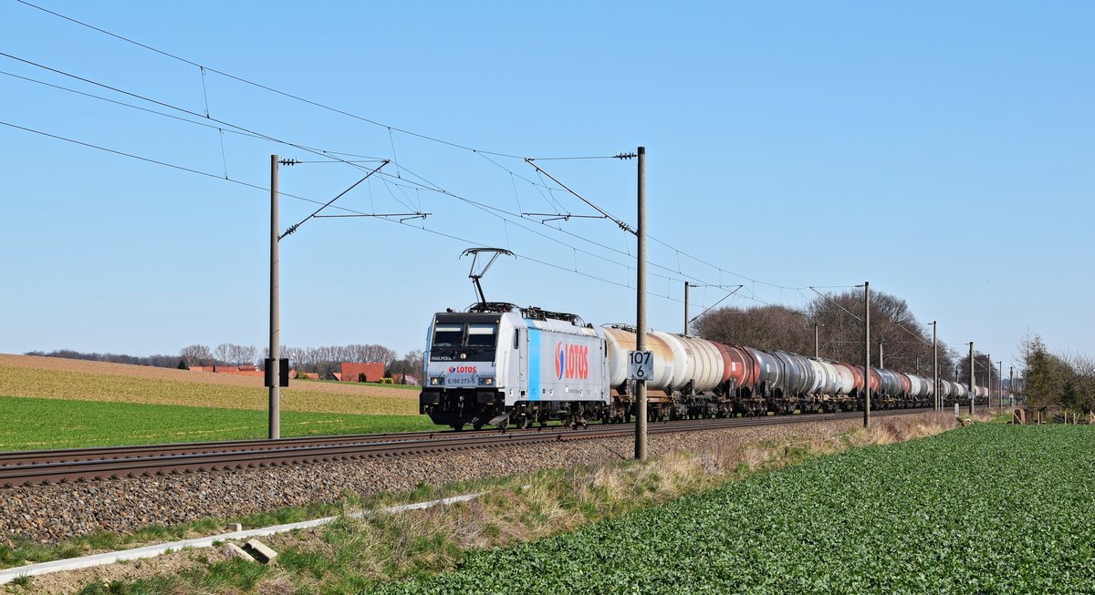 Railpool E 186 273, vermietet an Lotos Kolej, befindet sich mit einem Kesselwagenzug am 27.03.17 zwischen Melle und Bruchmühlen auf der Fahrt in Richtung Osnasbrück.
