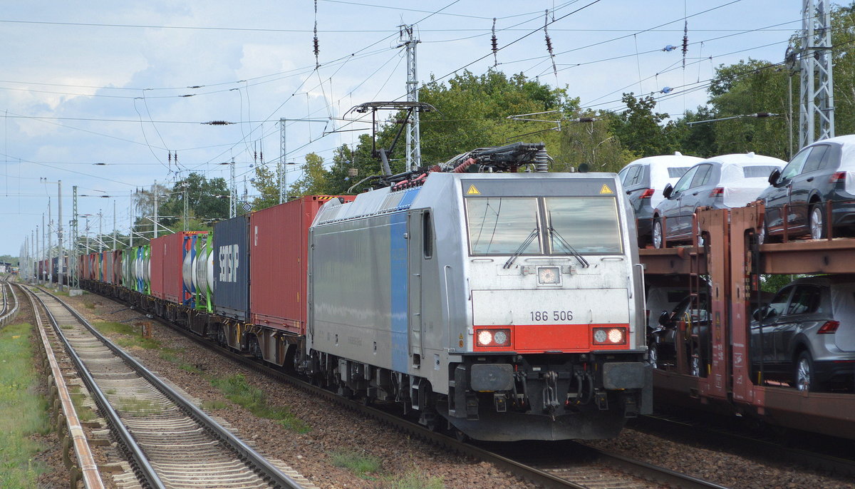 Railpool GmbH, München [D]  186 506  [NVR-Nummer: 91 80 6186 506-2 D-Rpool], aktueller Mieter? (könnte RTB Cargo oder Lineas sein?) mit Containerzug aus Richtung Frankfurt/Oder kommend am 24.08.20 Berlin Hirschgarten.