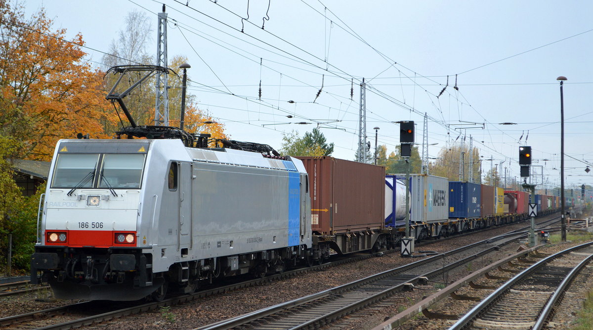 Railpool GmbH, München [D]  186 506  [NVR-Nummer: 91 80 6186 506-2 D-Rpool], aktueller Mieter RTB Cargo oder Lineas? mit Containerzug Richtung Frankfurt/Oder am 26.10.20 Berlin Hirschgarten.