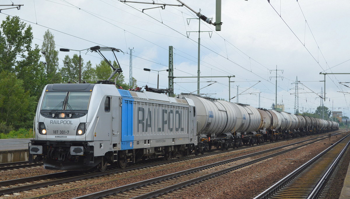 Railpool GmbH, München [D]  187 301-7  [NVR-Nummer: 91 80 6187 301-7 D-Rpool], aktueller Mieter? mit Kesselwagenzug am 09.07.20 Bf. Flughafen Berlin Schönefeld.