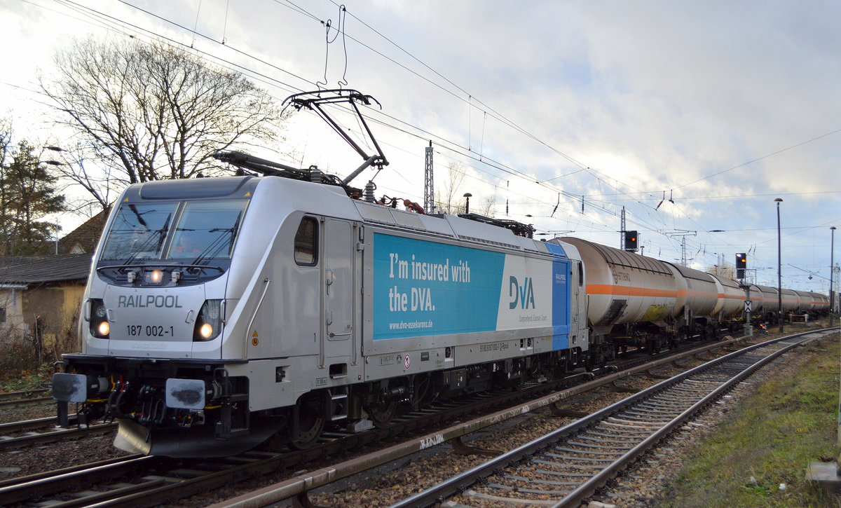 Railpool GmbH, München [D]  187 002-1  [NVR-Nummer: 91 80 6187 002-1 D-Rpool], aktueller Mieter? eventl. auch LTE?, fuhr nach längerer Pause in/von Berlin Köpenick aus mit Ganzzug Druckgaskesselwagen (Ammoniak, wasserfrei) Richtung Frankfurt/Oder am 22.12.20 Berlin Hirschgarten. 