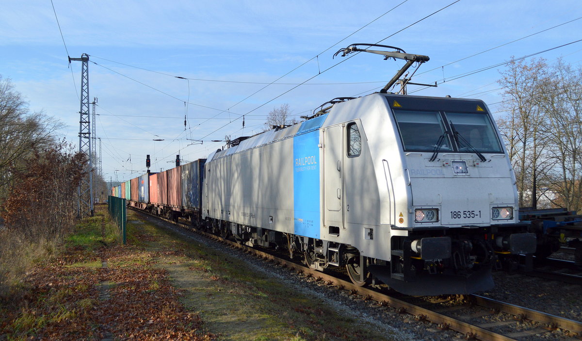 Railpool GmbH, München [D] mit  186 535-1  [NVR-Nummer: 91 80 6186 535-1 D-RPOOL] wohl im Moment im Auftrag von METRANS mit Containerzug am 17.12.20 Durchfahrt Bf. Saarmund.