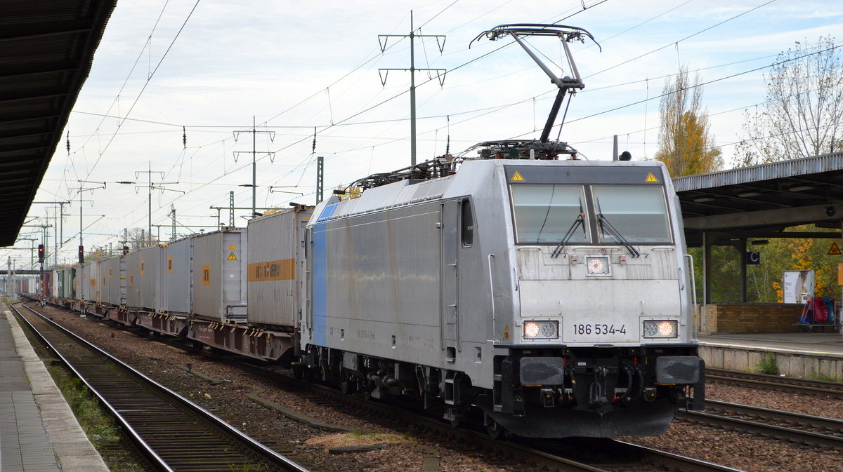 Railpool GmbH, München [D]mit  186 534-4  [NVR-Nummer: 91 80 6186 534-4 D-RPOOL] anscheinend für METRANS mit Containerzug Richtung Frankfurt/Oder am 27.10.20 Bf. Flughafen BER Terminal 5.