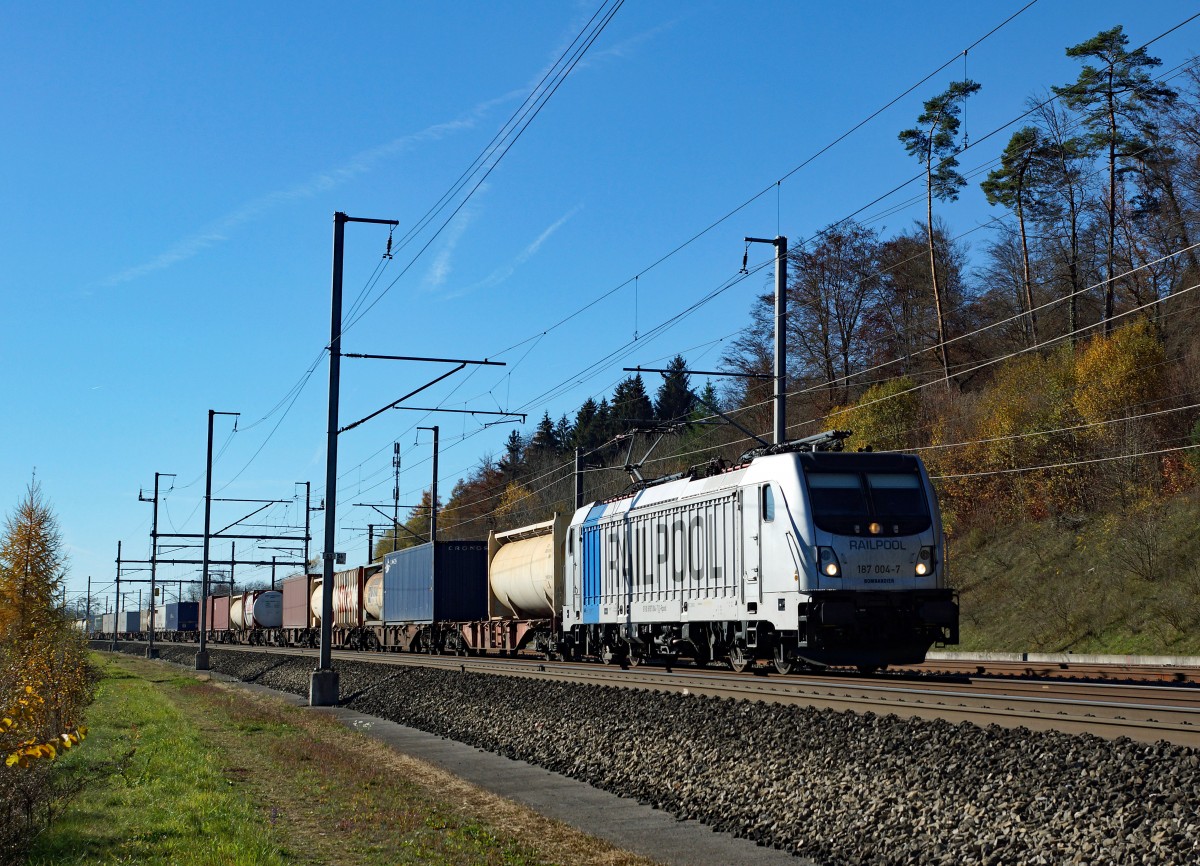 RAILPOOL: Güterzug mit der 187 004-7 bei Roggwil-Wynau am 7. November 2015.
Foto: Walter Ruetsch
