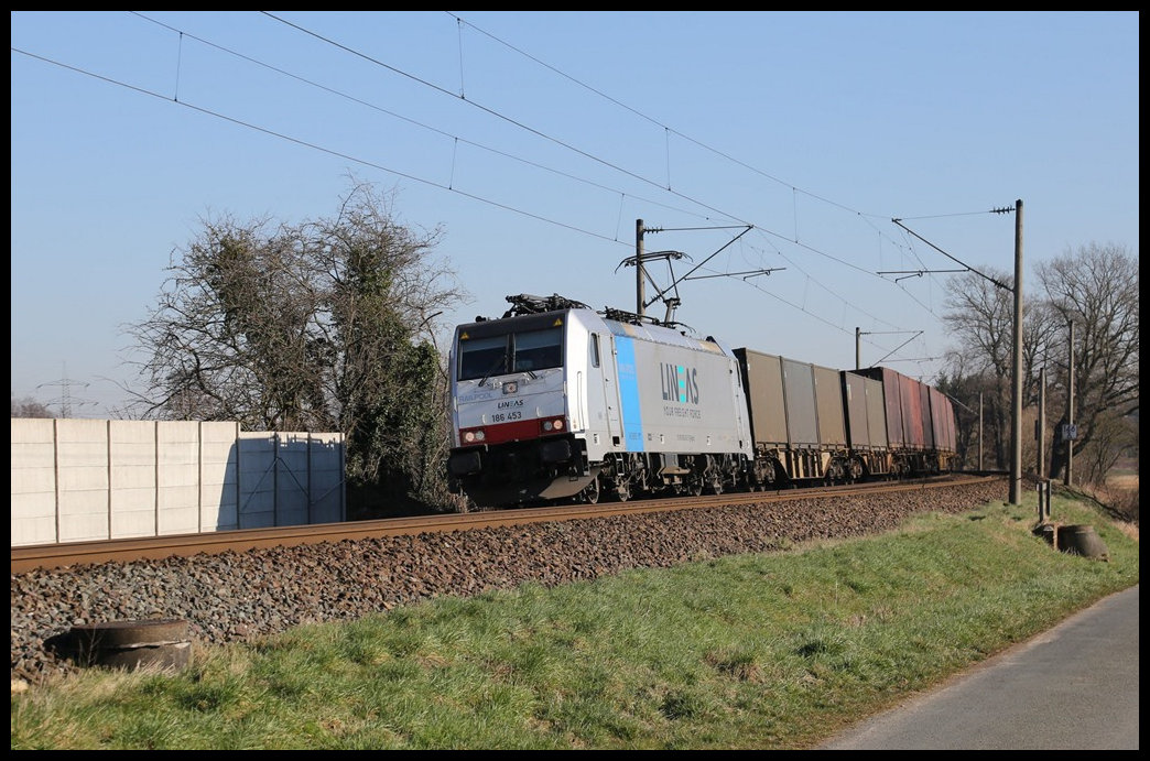 Railpool Lineas 186453 war am 3.3.2022 um 10.33 Uhr mti einem Containerzug bei Lotte in Richtung Rheine unterwegs.