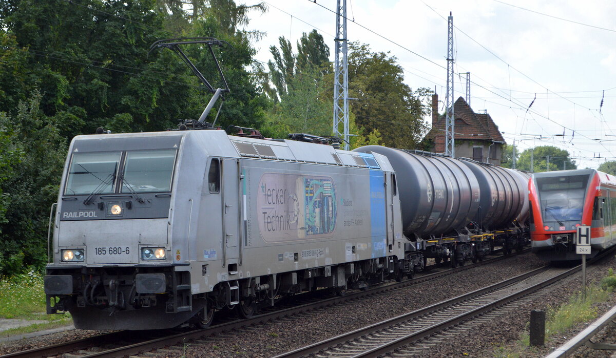 Railpool Lok  185 680-6  [NVR-Nummer: 91 80 6185 680-6 D-Rpool], aktueller Mieter wahrsch. HSL? mit Kesselwagenzug (leer) Richtung Stendell am 16.08.21 Berlin Buch.