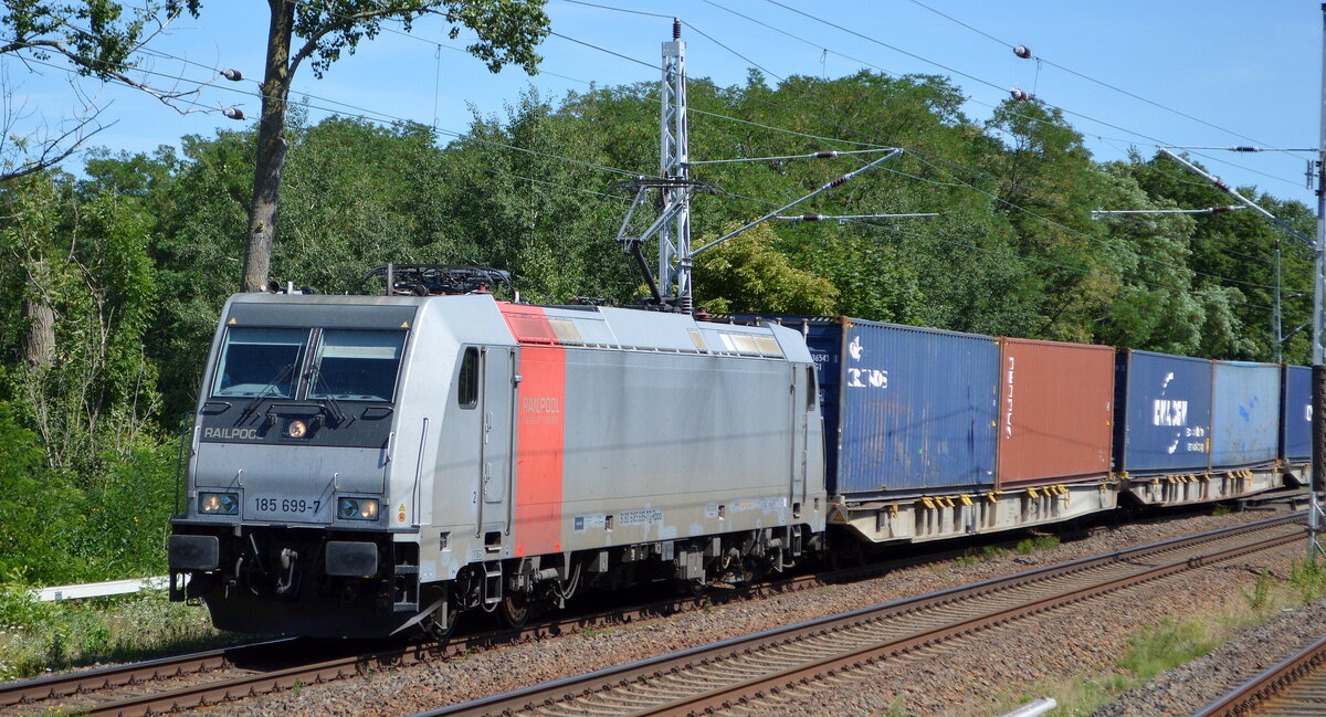 Railpool Lok  185 699-7  [NVR-Nummer: 91 80 6185 699-6 D-Rpool], aktueller Mieter/Nutzer unklar? mit Containerzug am 24.07.22 Vorbeifahrt Bahnhof Mühlenbeck/Mönchmühle. 