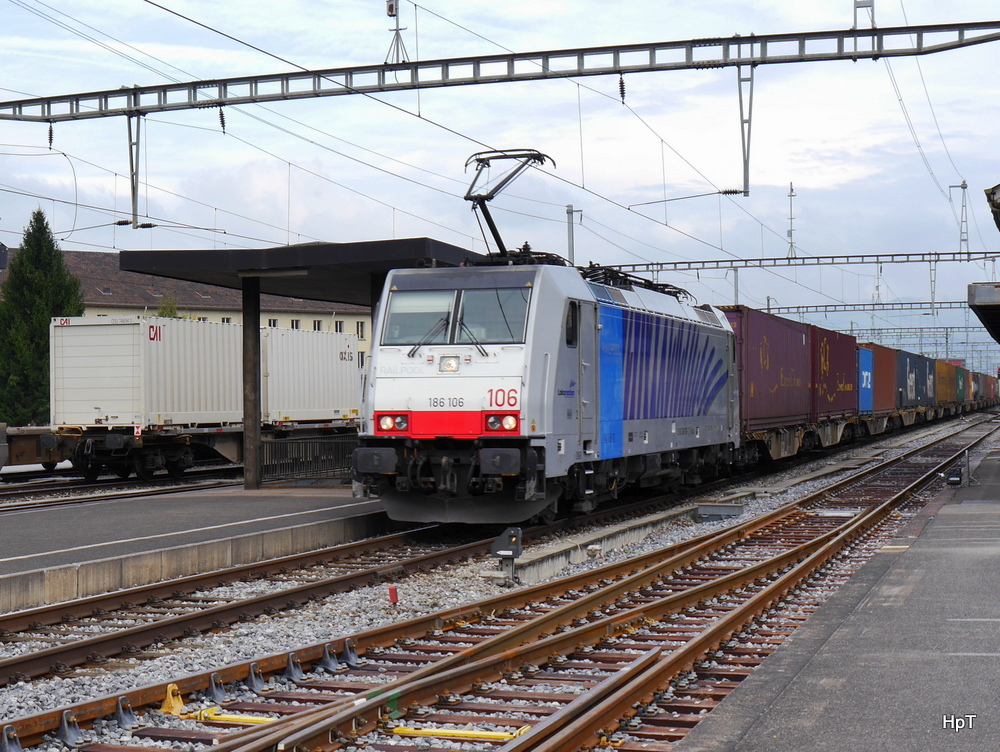 RailPool - Lok 186 106 vor Güterzug bei der durchfahrt in Gwatt am 10.10.2014