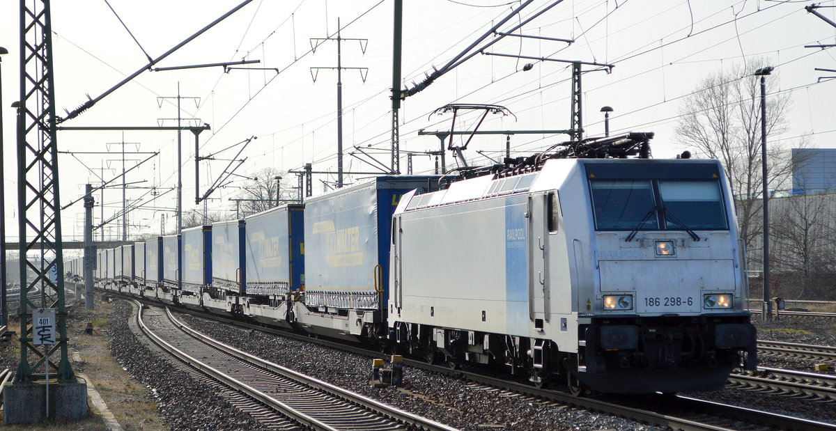 Railpool Lok  186 298-6  [NVR-Numer: 91 80 6186 298-6 D-Rpool], jetzt aktuell HSL? oder LTE weiterhin? mit Taschenwagenzug am 24.02.21 Durchfahrt Bf. Flughafen BER Terminal 5.