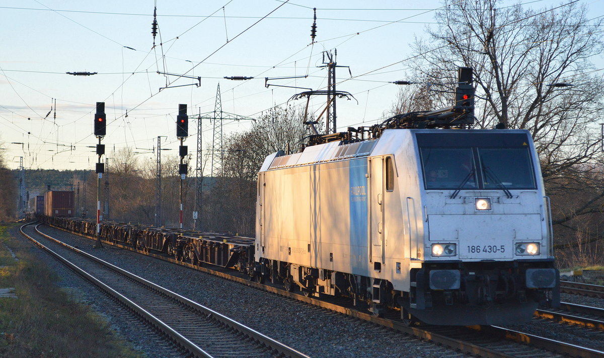 Railpool Lok  186 430-5  [NVR-Nummer: 91 80 6186 430-5 D-Rpool], aktueller Mieter?, mit schwach ausgelastetem Containerzug am 18.12.19 Durchfahrt Bf. Saarmund.