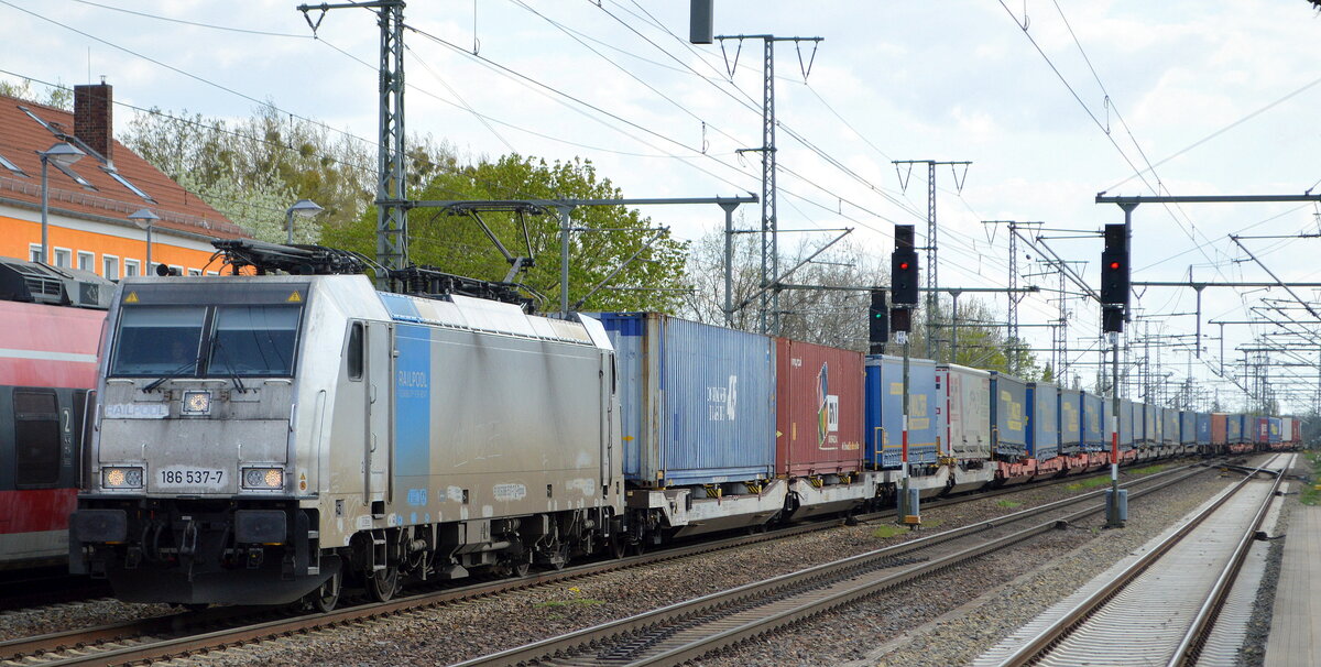 Railpool Lok  186 537-7  [NVR-Nummer: 91 80 6186 537-7 D-RPOOL], wahrscheinlich für Retrack mit KLV-Zug am 27.04.22 Durchfahrt Bf. Golm.
