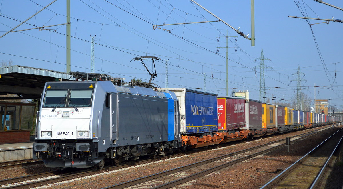 Railpool Lok  186 540-1  [NVR-Nummer: 91 80 6186 540-1 D-RPOOL] für LTE Polska mit Taschenwagenzug Richtung Rotterdam am 23.02.21 Durchfahrt Bf. Flughafen BER Terminal 5.