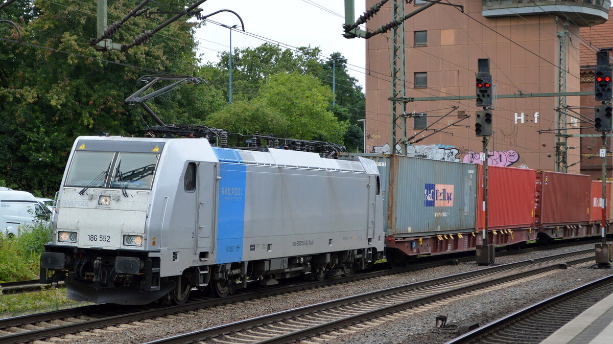 Railpool Lok  186 552  [NVR-Nummer: 91 80 6186 552-6 D-Rpool] wahrscheinlich auch für METRANS mit Containerzug bei der Durchfahrt Bf. Hamburg-Harburg auswärts am 25.08.21