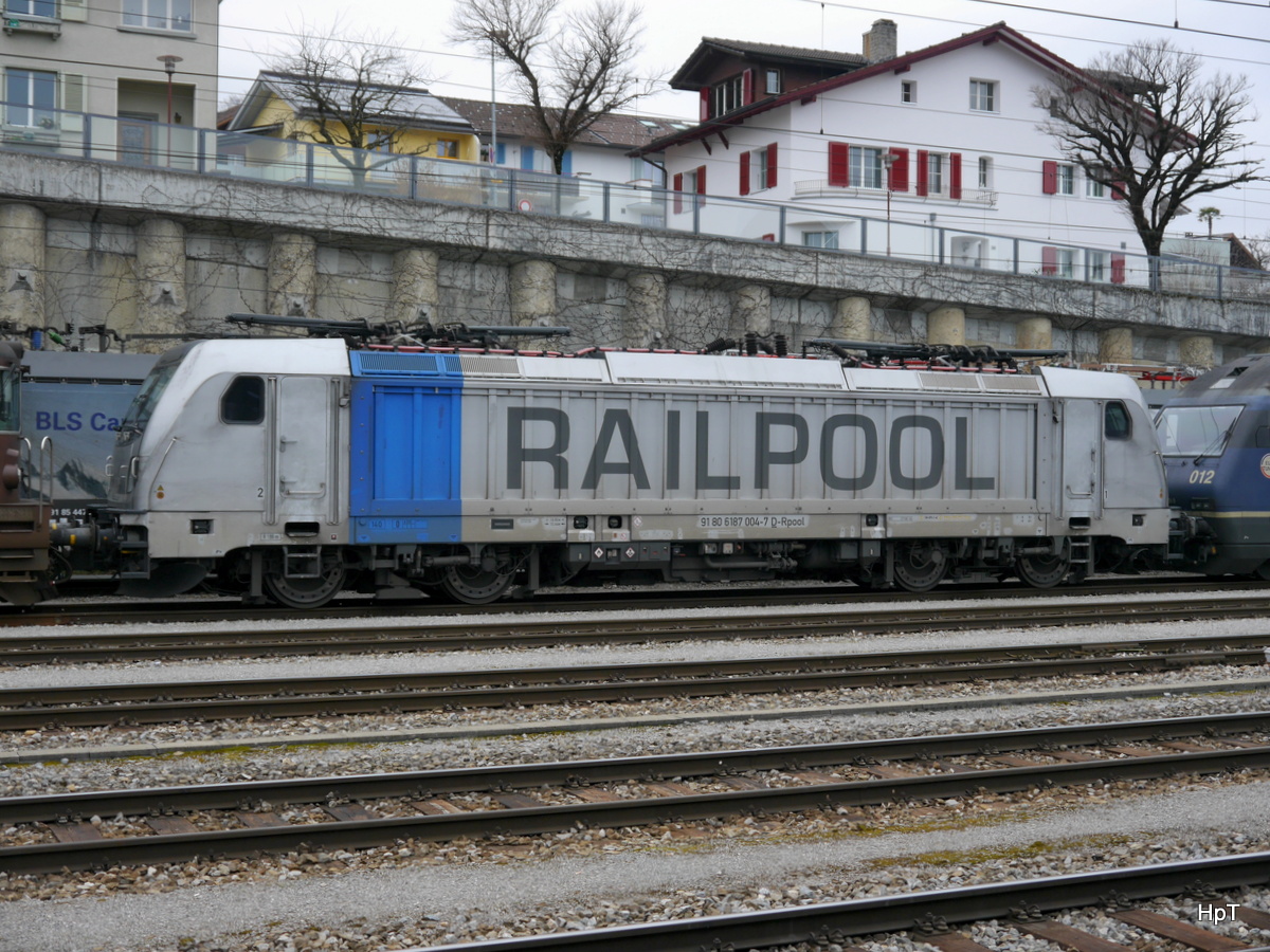 RailPool - Lok 187 004-7 abgestellt im Bahnhofsareal in Spiez am 25.02.2018