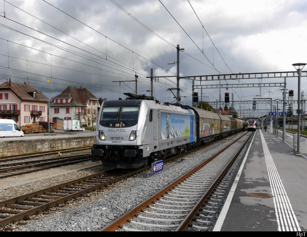 Railpool - Lok 187 007-0 mit BLS Werbung unterwegs mit einem Güterzug bei der einfahrt im Bahnhof von Chavornay am 23.09.2019
