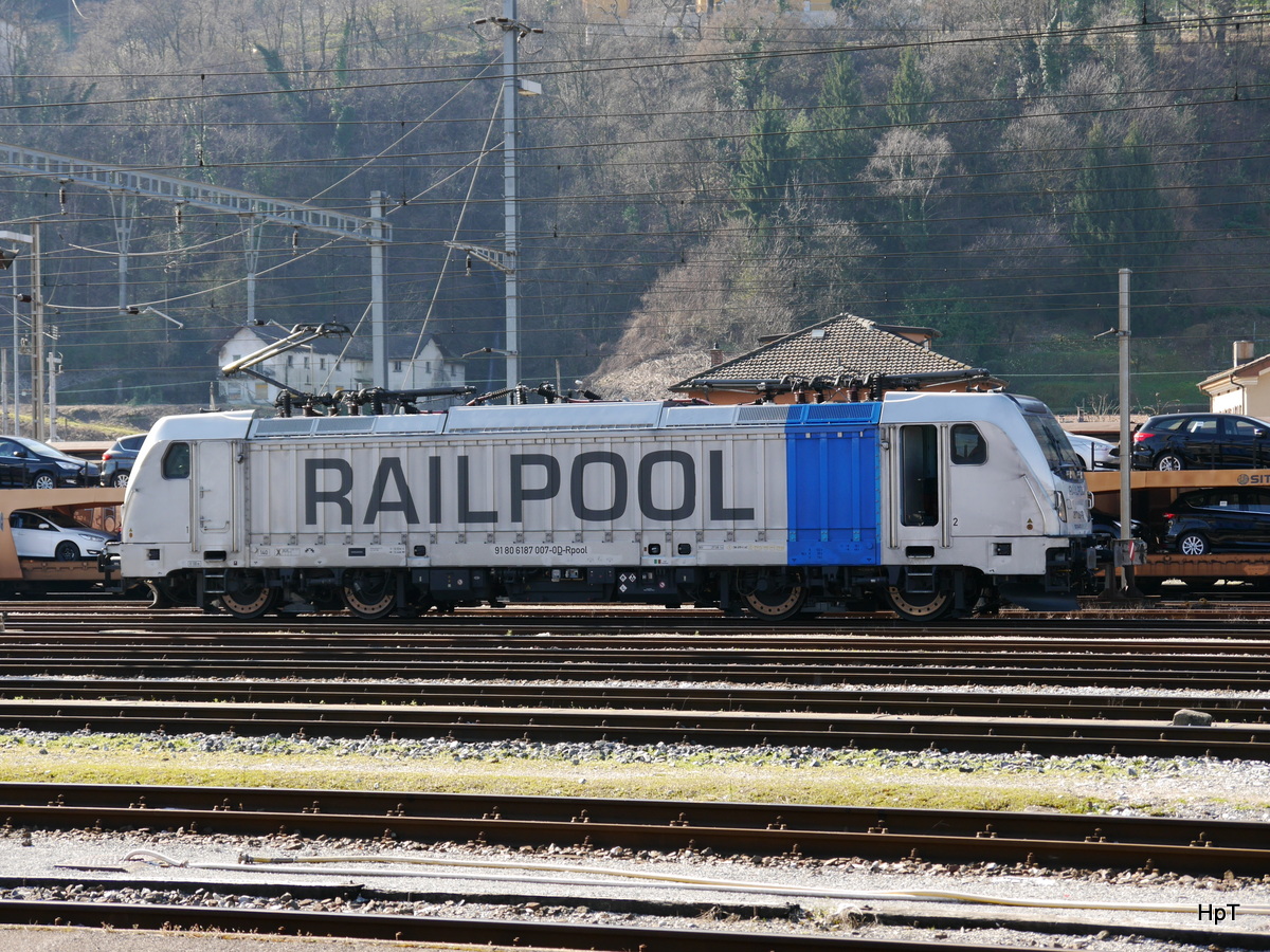 Railpool - Lok 187 007-0 abgestellt im Bahnhofsareal in Chiasso am 10.03.2016