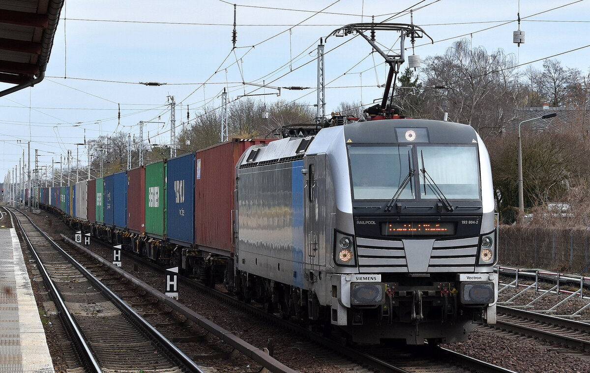 Railpool Lok   193 804-2  [NVR-Nummer: 91 80 6193 804-2 D-Rpool], aktueller Mieter unklar mit Containerzug am 26.03.24 Höhe Bahnhof Berlin-Hirschgarten. Im Front Display war witzigerweise Frankfurt Station eingegeben, aus der Richtung kam der Zug ja auch.