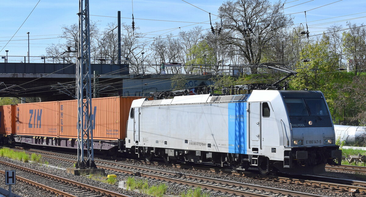 Railpool Lok  E 186 147-5  [NVR-Nummer: 91 80 6186 147-5 D-Rpool] anscheinend für METRANS mit einem Containerzug am 04.05.23 Berlin Springpfuhl Richtung Norden.