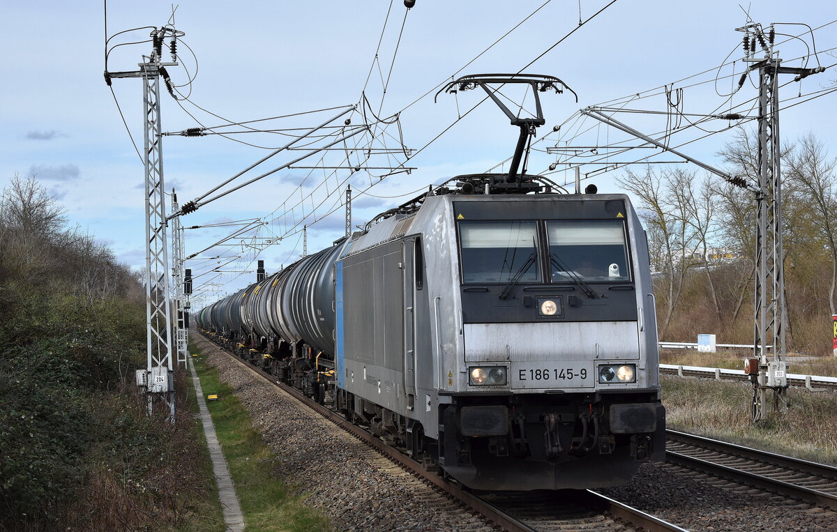Railpool Lok möglicherweise für DB Cargo  E 186 145-9  [NVR-Nummer: 91 80 6186 145-9 D-Rpool] mit Kesselwagenzug am 23.02.24 Durchfahrt Bahnhof Berlin Hohenschönhausen.