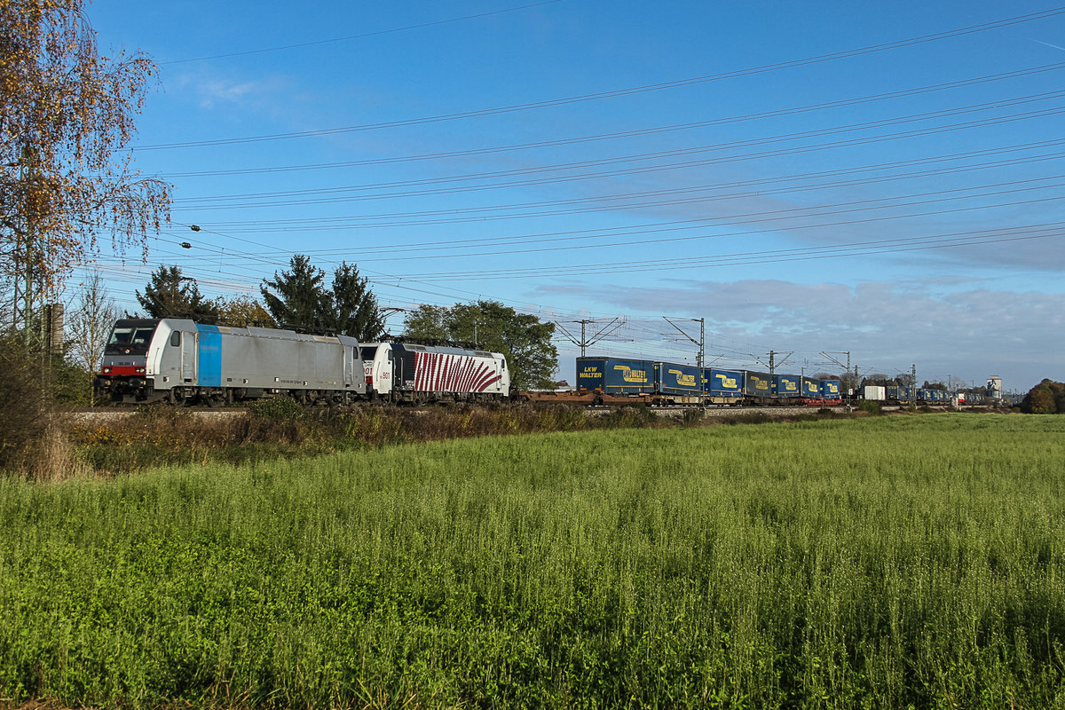 Railpool Lok Parade am 30.10.16. Zwischen Zorneding und Baldham löst sich auch sehr schön fotografieren. Im Hintergrund der Turm von der Lagerhalle des Raiffeisen Marktes. 