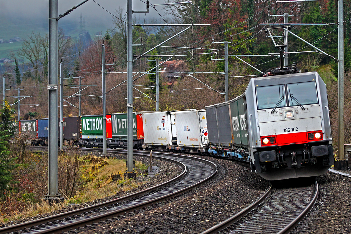 Railpool Maschine 186 102 mit einem Hupac Zug bei Arth-Goldau.Bild vom 2.12.2014