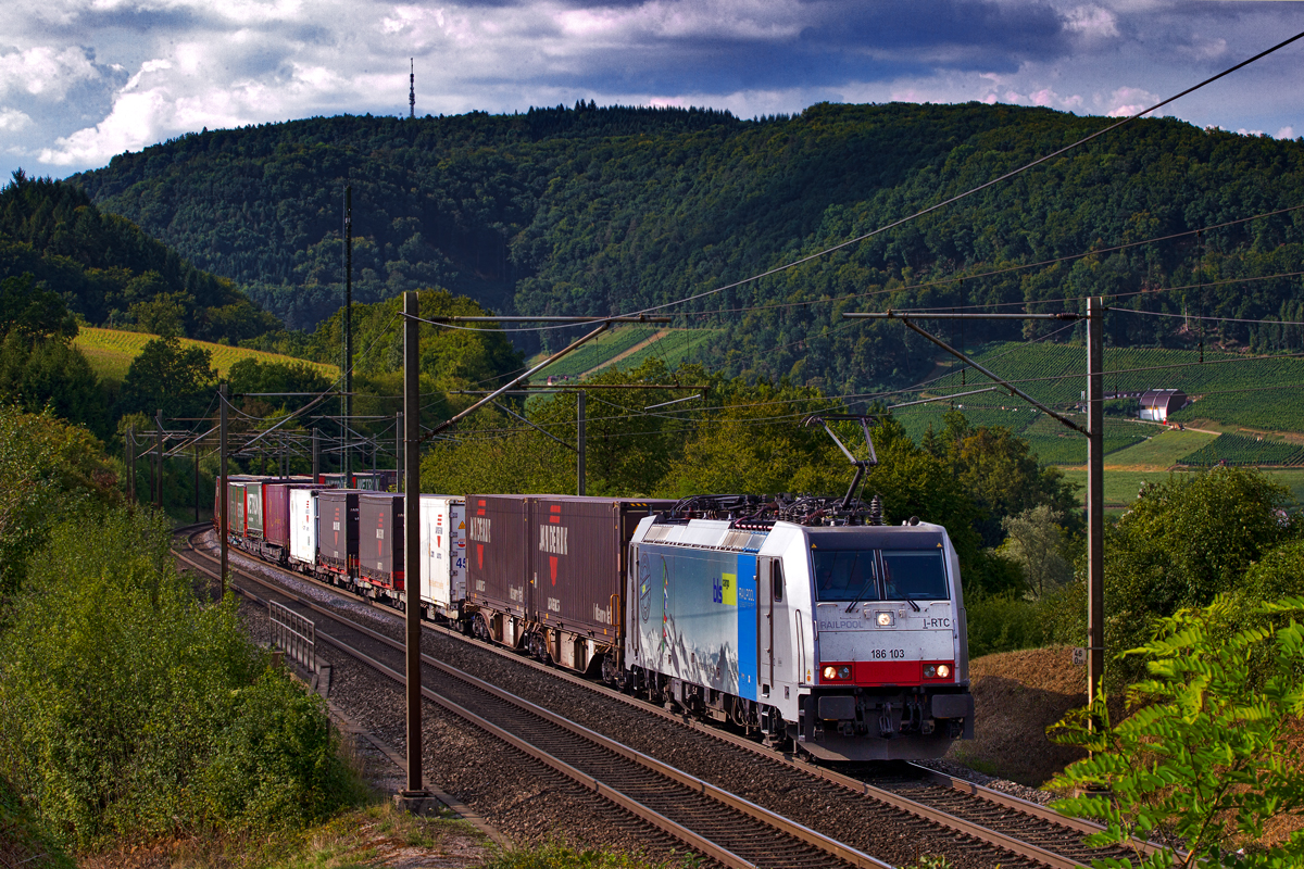 Railpool Maschine 186 103 donnert in Zeihen mit einem UKV Zug vorüber.Bild vom 20.8.2015
