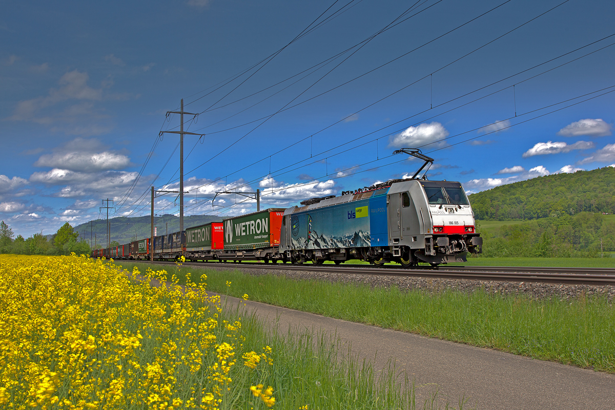 Railpool Maschine fährt mit einem TXL Zug in Frick vorbei.Bild vom 7.5.2015