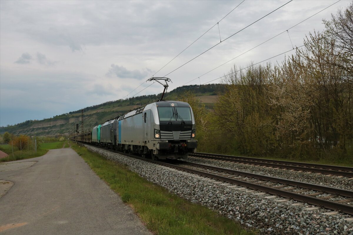 Railpool Siemens Vectron 193 998-2 mit 189 xxx + 185 xxx und leeren Autowagen in Thüngersheim am 01.05.21