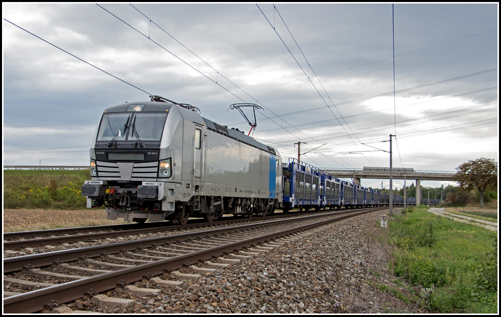Railpool  Vectron  193 805, welcher seit einiger Zeit von der Wiener Lokalbahn Cargo (WLC) angemietet wurde, fhrte am 14.09.2013 den Touax-SLGAG 41389 von Spielfeld nach Hegyeshalom. Hier zu sehen um 14:36 Uhr kurz vor Wampersdorf.