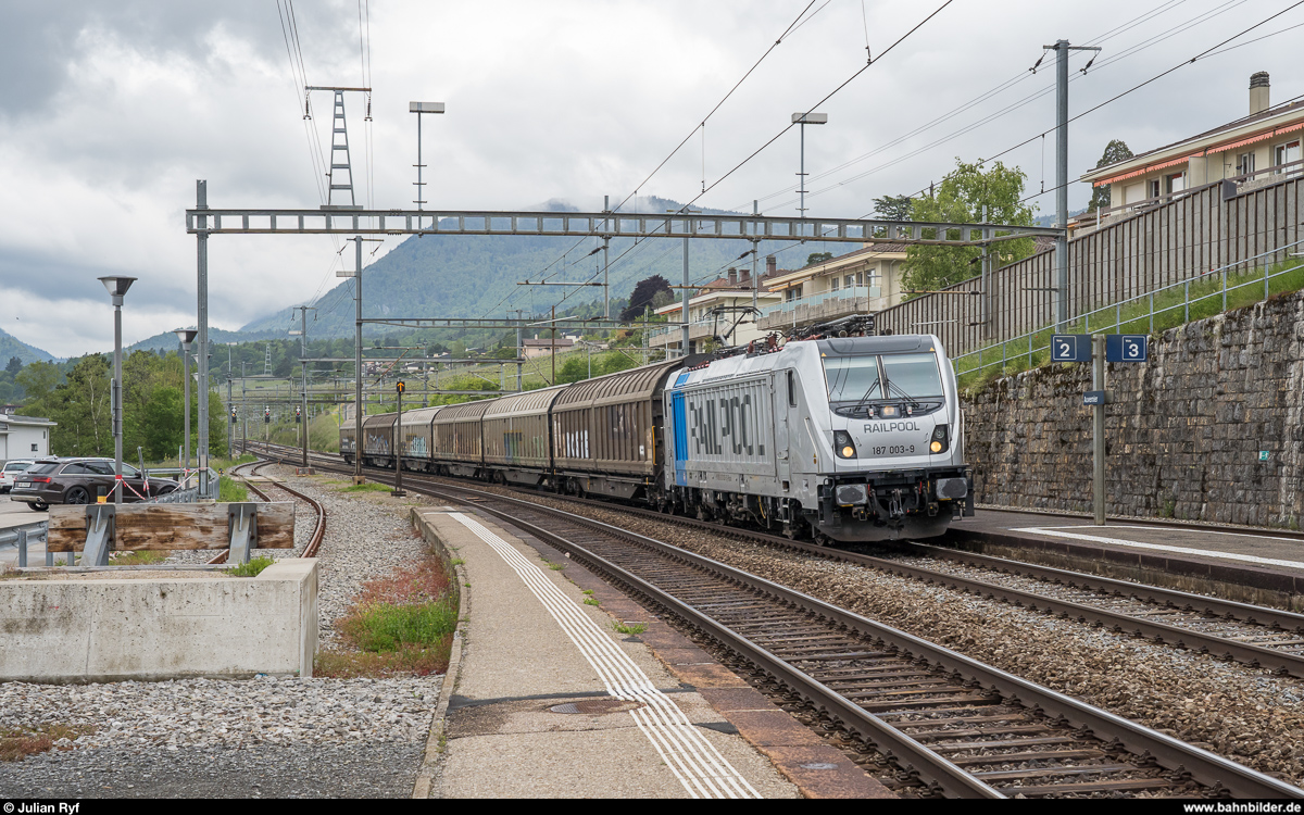 Railpool/BLS Cargo 187 003 mit dem Nespresso-Zug Chavornay - Avenches am 19. Mai 2019 bei der Durchfahrt in Auvernier.