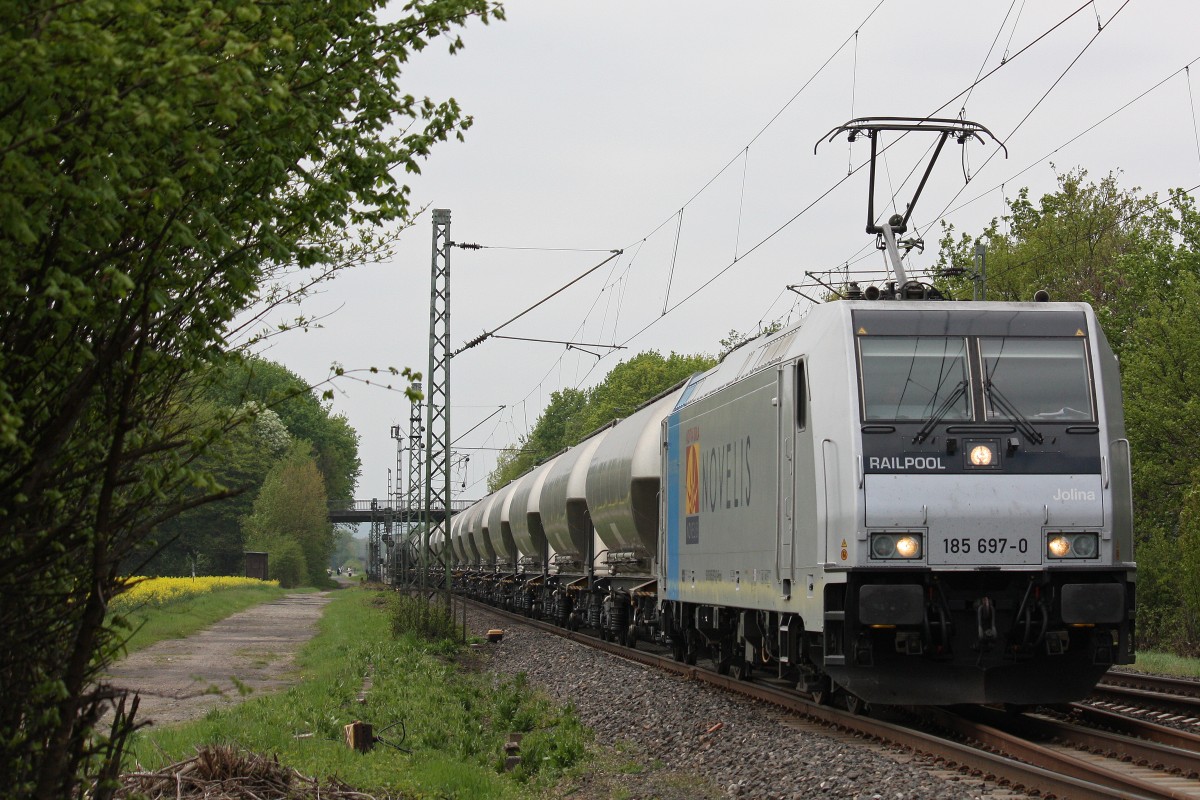 Railpool/Brunert bzw Transpetrol 185 697  Jolina  am 1.5.13 mit einem Silowagenzug nach Kln-Nippes in Menden.
