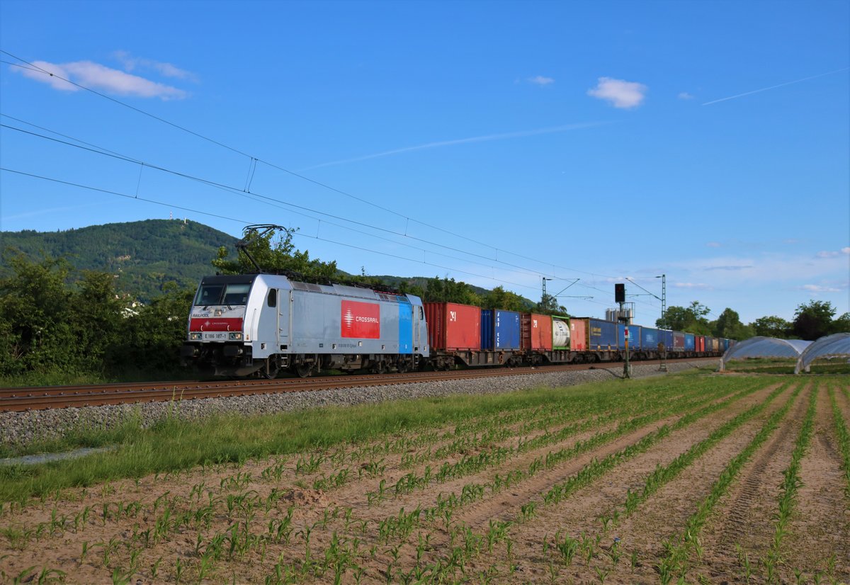 Railpool/Crossrail 186 187-1 mit Containerzug in Bickenbach (Bergstraße) am 31.05.20