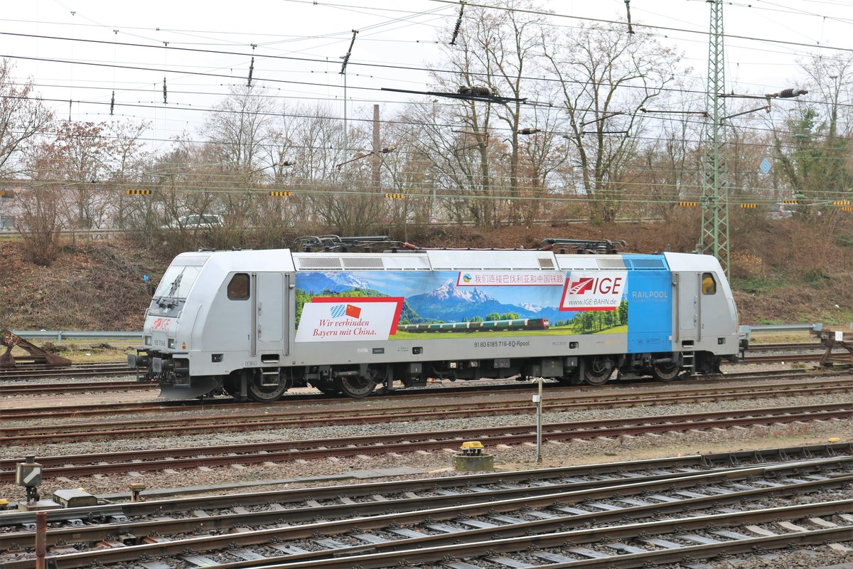 Railpool/IGE 185 716-8 steht am 09.12.18 in Hanau Hbf vom einen Parkplatz aus fotografiert